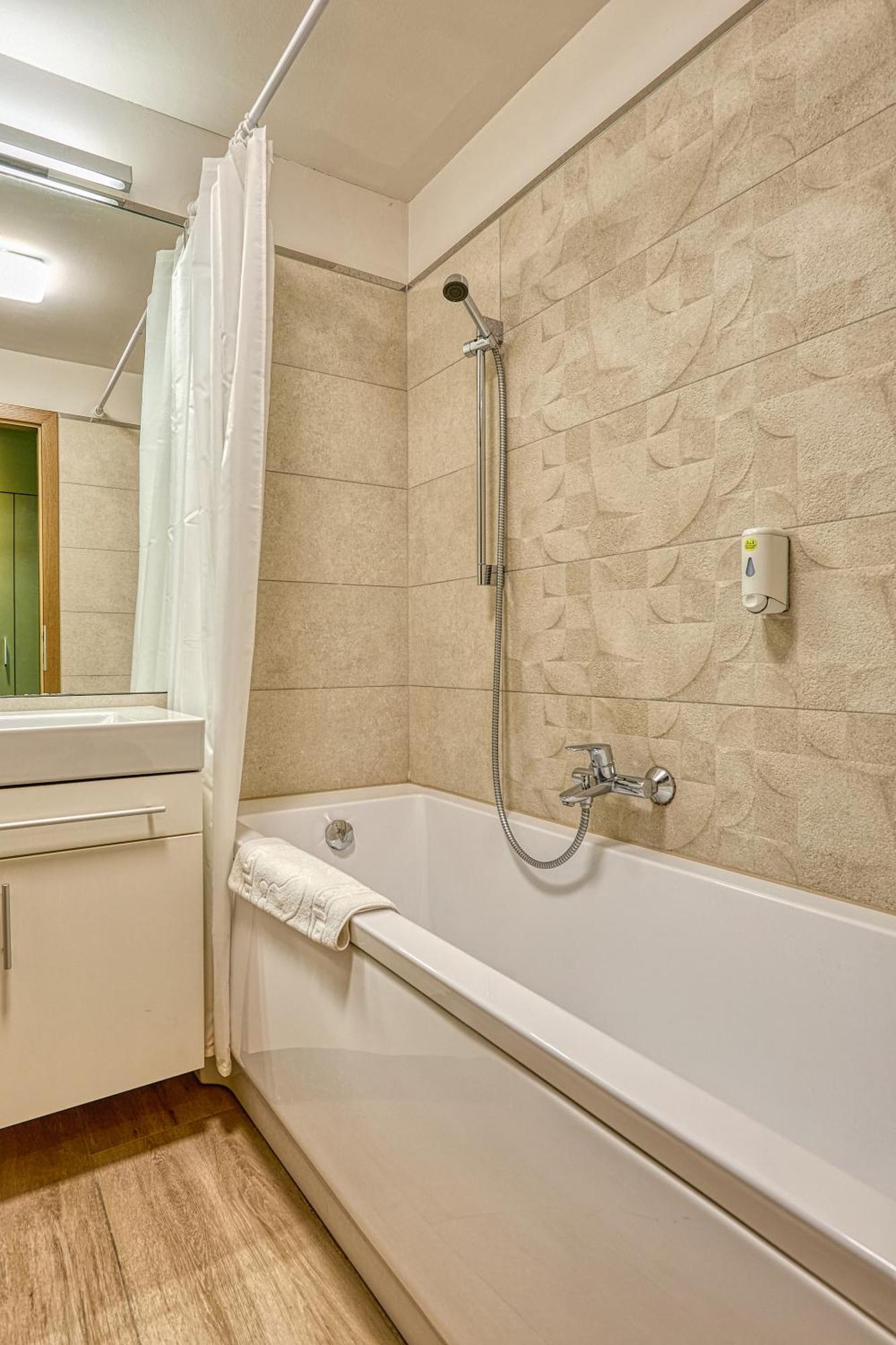 Bassiana Hotel Es Etterem Sárvár Εξωτερικό φωτογραφία