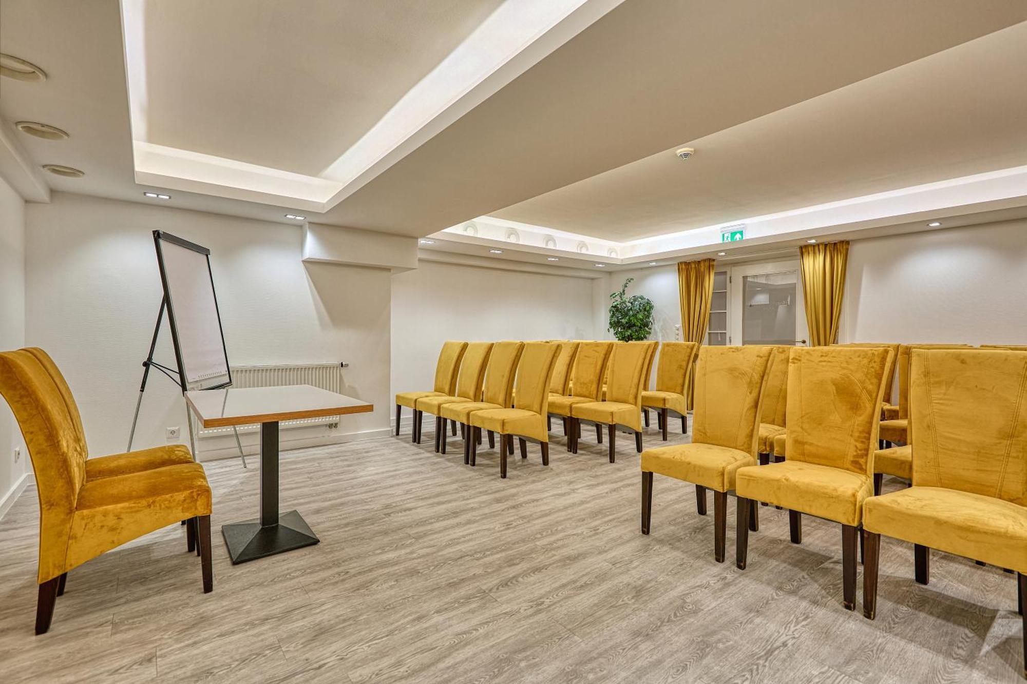 Bassiana Hotel Es Etterem Sárvár Εξωτερικό φωτογραφία
