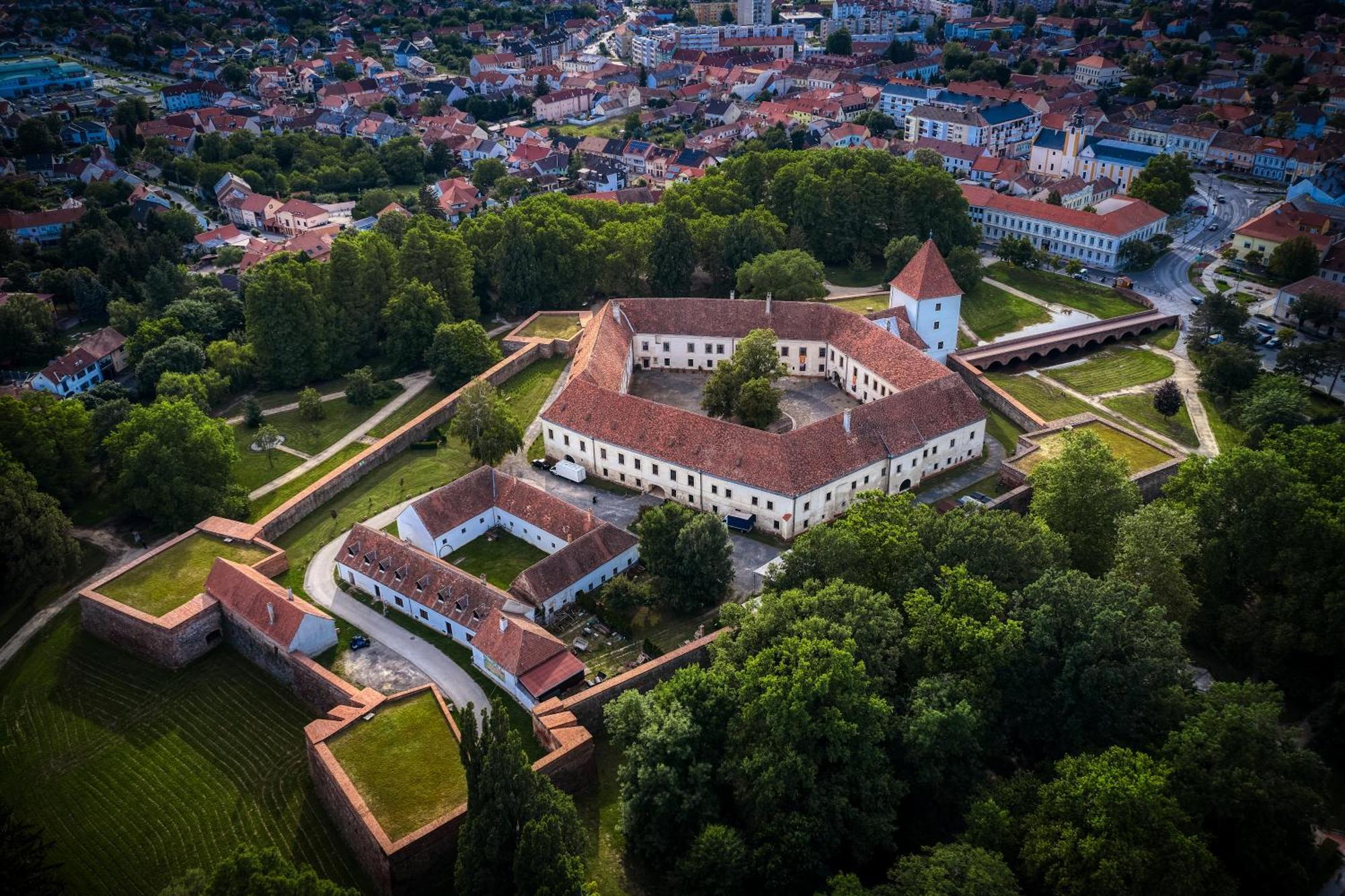 Bassiana Hotel Es Etterem Sárvár Εξωτερικό φωτογραφία