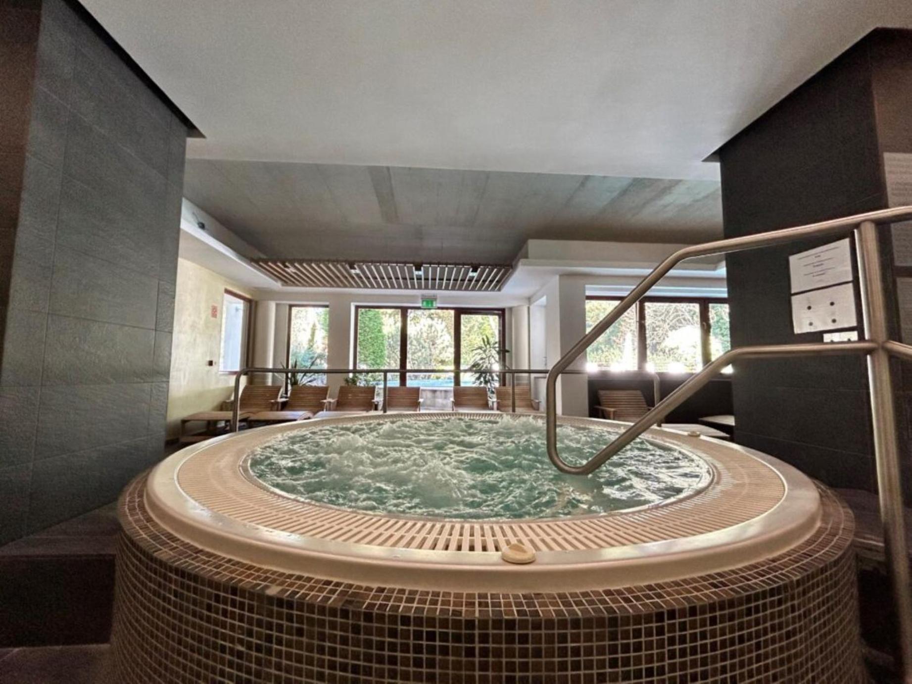 Bassiana Hotel Es Etterem Sárvár Εξωτερικό φωτογραφία