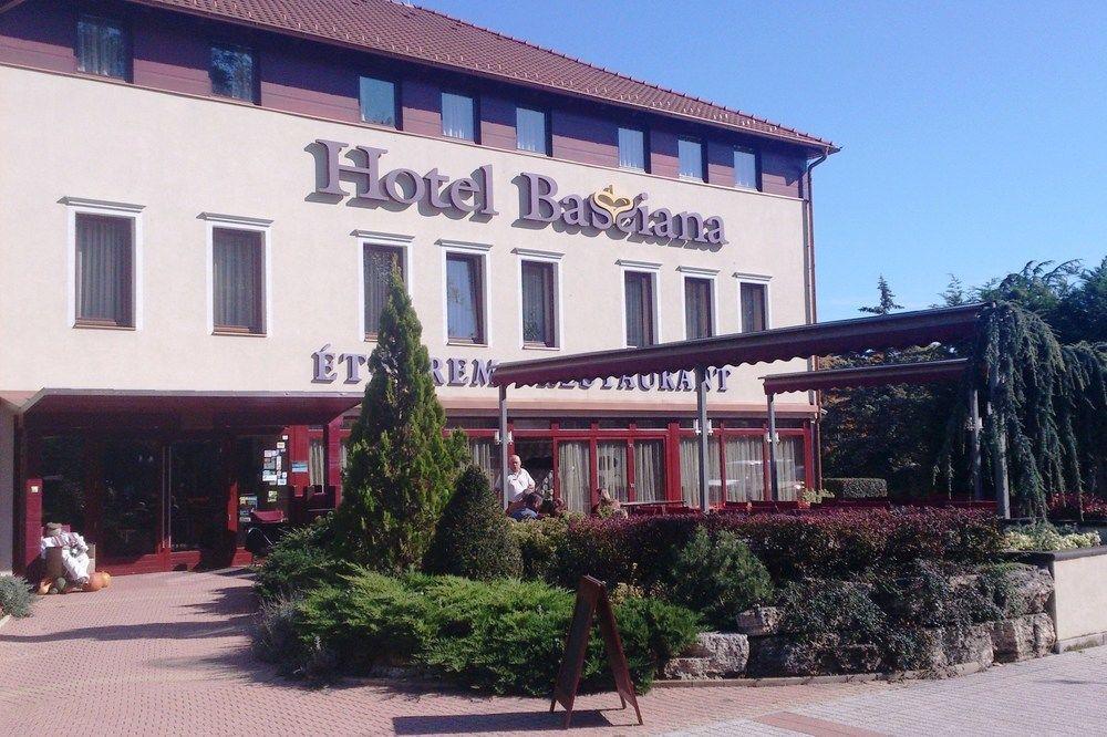 Bassiana Hotel Es Etterem Sárvár Εξωτερικό φωτογραφία